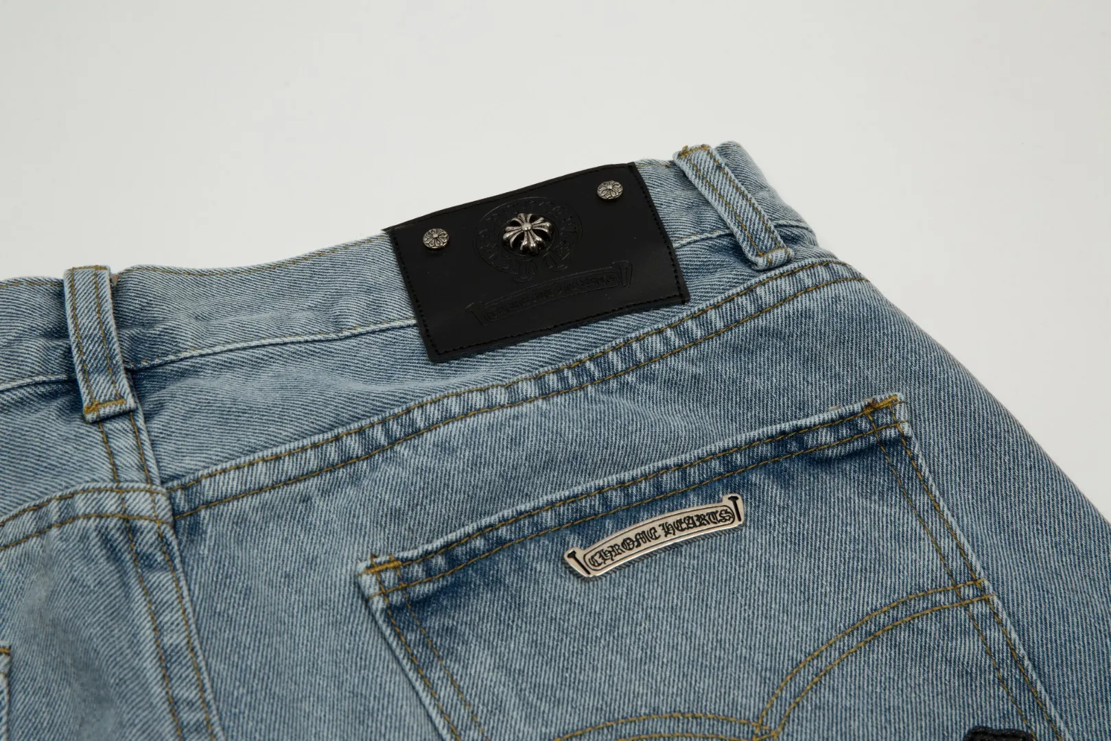 KE919#P180 The only correct leather label version on the market Chrome Hearts CH Cross embroidery distressed jeans Top ceiling quality 100% correct version The correct version is here!  Believe me this must be the best quality you will ever come across! ! Excellent value for money! !  Styles with different washes and textures are very friendly to people with thin legs and thick legs. The straight version is very flattering to the shape of the legs. The moderate length is timeless and easy to match. It is the basis of various styles and a must-have in the wardrobe! ! Add a little stacking to easily control the clean fit trend that has exploded this year. The fabric is stiff but also makes the upper body soft without losing texture. The sides and cuffs of some styles have a bone-wash effect. The vintage flavor pops up all at once. It’s really hard not to love it! ✅Correctly customize the Croxin metal leather label on the back panel. It is not sold directly with the cross on the finished jeans. 1:1 copying strives for excellence and the details are perfectly grasped. ✅The cross leather label is clear and smooth. Exquisite turning top craftsmanship. ✅Buttons, zippers and hardware are all customized versions of the Croxin LOGO. ✅High-cost washing process. Size: 28 30 32 34 36 (5 sizes)